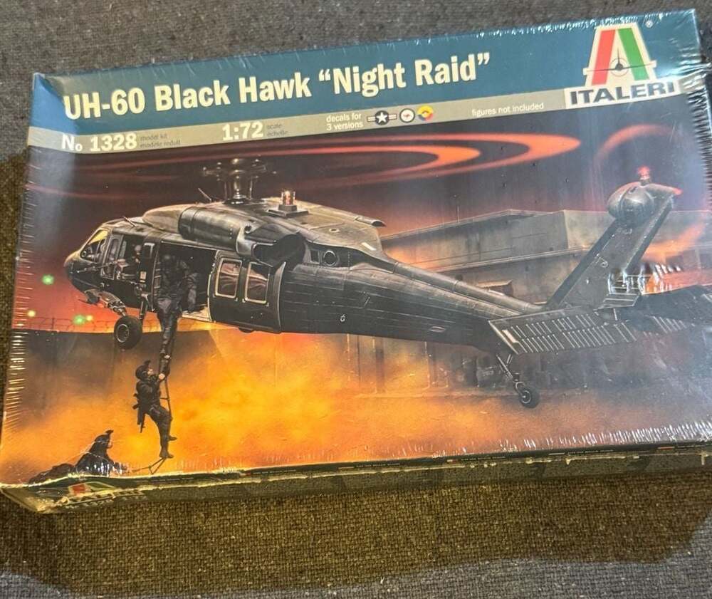 Italeri 1/72 1328 US UH-60/MH-60 Black Hawk "Night Raid" Military Helicopter